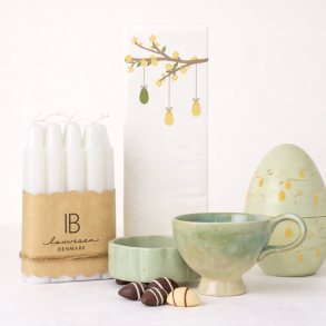 V�rtindegaven til p�ske - med lys, stage, servietter, krus og chokolade