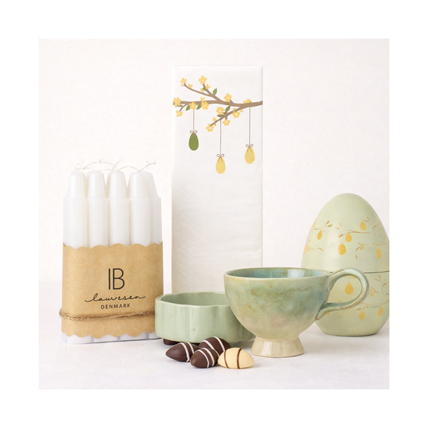 V�rtindegaven til p�ske - med lys, stage, servietter, krus og chokolade