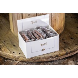 Gavekurv i bast fyldt med julelkkerier