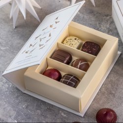 Gavekurv med vin, chokolade, karameller og ndder (JUL)